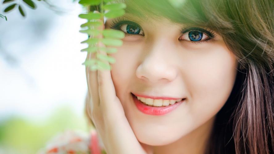 婴儿卡喉危急时刻 暖心女警紧急送医